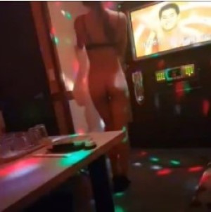 Móc lồn em ca ve trong quán karaoke